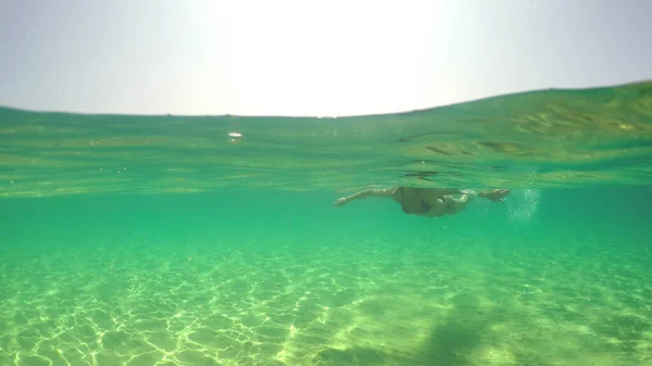 Sexy Mujer Modelo Moda Nadando Agua Limpia Mar Turquesa Gopro — Foto de Stock