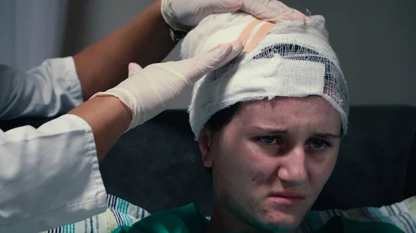 Femme Médecin Appliquant Bandage Sur Tête Féminine — Photo