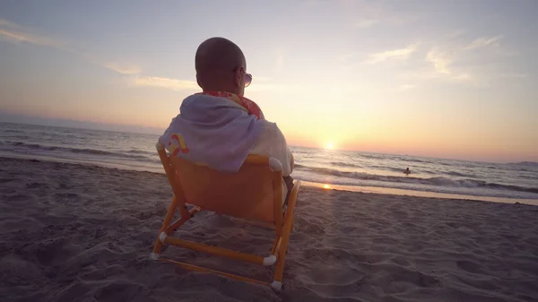Задняя Часть Человека Кресле Руками Головой Зонтиком Пляже Видом Закат — стоковое фото
