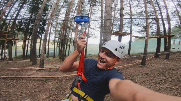 Omul Coboară Frânghie Fermoar Sport Într Parc Extrem — Fotografie, imagine de stoc