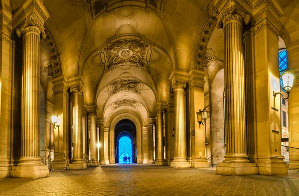 法国巴黎卢浮宫灯火通明的拱廊全景 — 图库照片