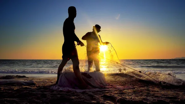 Силуэт Рыбаки Помощью Рыболовных Сетей Рыбалка Сетями Рассвете Кинематограф — стоковое фото