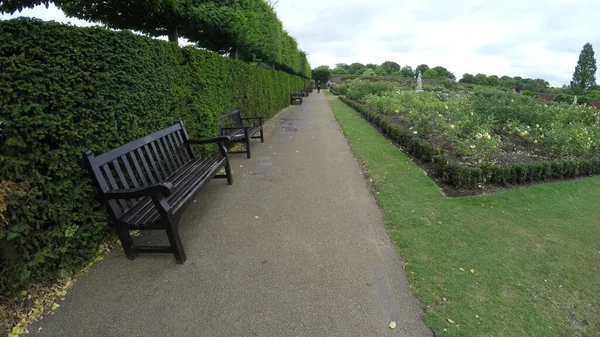 在伦敦金斯顿哈普顿宫的正式花园散步的游客Pov — 图库照片