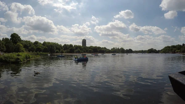 Rayos Sol Reflejándose Estanque Gente Disfrutando Pequeños Barcos Hyde Park —  Fotos de Stock