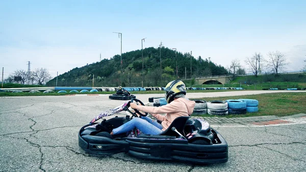 女子驾驶卡丁车在圆形跑道上比赛 — 图库照片