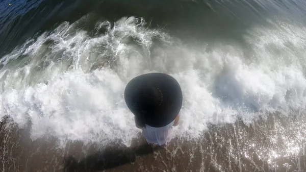 Vrouw Met Strohoed Zomerjurk Lopend Kust Een Tropisch Strand — Stockfoto