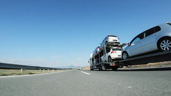 Gran Camión Coche Transportador Entrega Coches Usados Conduciendo Por Carretera —  Fotos de Stock