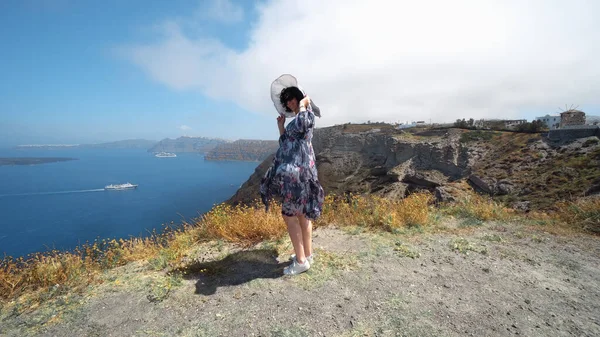 Atractiva Mujer Grecia Santorini Isla Disfrutar Vistas Panorámicas Del Mar — Foto de Stock