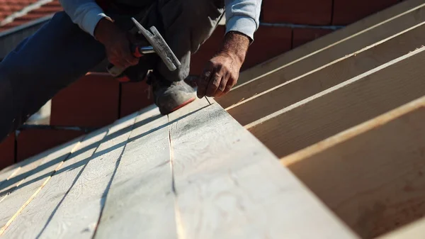 Construção Carpinteiro Carpinteiro Trabalhador Pregar Placa Madeira Com Martelo Telhado — Fotografia de Stock