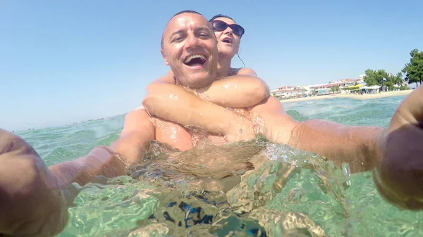 Selfie Romantiska Glada Par Avkopplande Turkos Strand Vatten Sommarsemester Koncept — Stockfoto