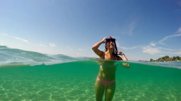 Teen Dívka Šnorchlování Vodní Hladině Gopro Kupole Půl Pod Vodou — Stock fotografie