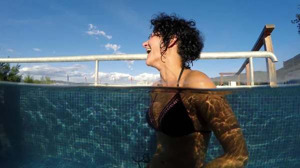 Krása Péče Tělo Smyslná Mladá Žena Relaxující Venkovním Lázeňském Bazénu — Stock fotografie