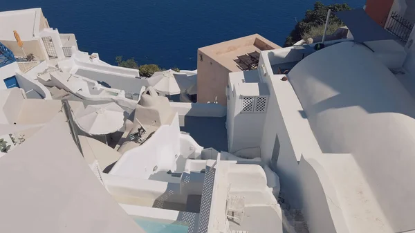 从希腊圣托里尼的奥亚镇到希腊风格的建筑俯瞰地中海上方的岛屿的风景画 — 图库照片