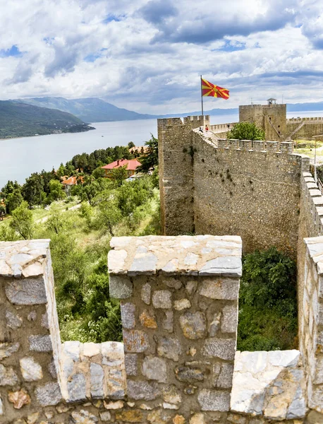 在一个美丽的夏日里 马其顿共和国奥赫里德的一个古老的城堡废墟 垂直的 — 图库照片