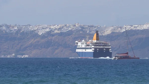 Санторини Греция Мая 2019 Года Blue Star Ferry Отплывает Вдоль — стоковое фото