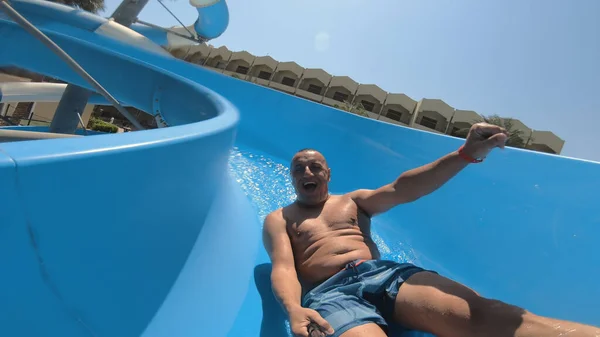 Selfie Homem Engraçado Deslizando Tobogã Tobogã Aquapark — Fotografia de Stock