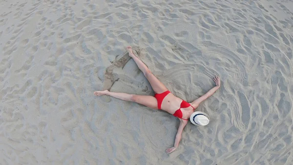 Estilo Vida Verão Retrato Mulher Muito Jovem Bronzeada Aproveitando Vida — Fotografia de Stock