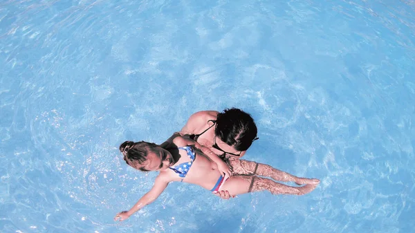 Mãe Família Feliz Com Filha Sorrindo Girando Enquanto Nadava Piscina — Fotografia de Stock