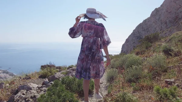 Mulher Caminhe Montanha Antiga Thera Santorini Desfrutando Vista Panorâmica Aérea — Fotografia de Stock