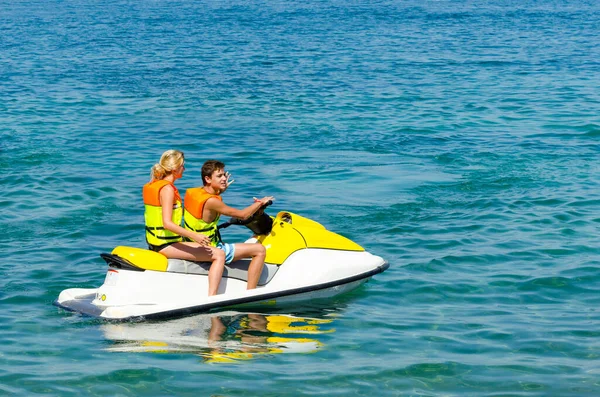 Pareja Paseo Jetski Waverunner — Foto de Stock