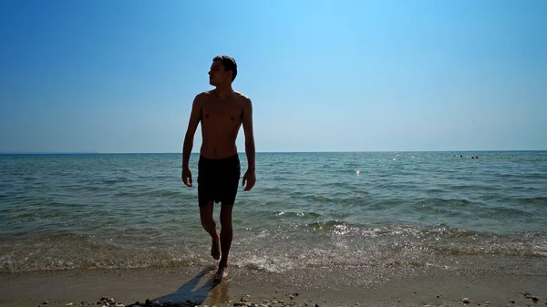 Bonito Atleta Masculino Andar Fora Água Mar Praia Cinemática Steadicam — Fotografia de Stock