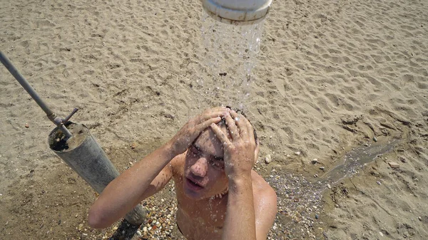 Homme Prenant Une Douche Sur Plage — Photo