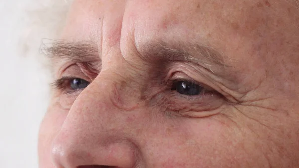 Eyes Blinking Wrinkles Face Elderly Sad Thoughtful Woman Closeup — Stock Photo, Image