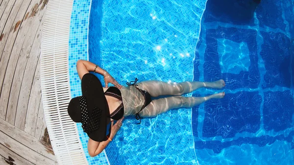 Glückliche Frau Mit Schwarzem Hut Entspannt Pool Spa — Stockfoto