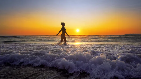 Кинематографический Снимок Сексуальной Женщины Идущей Воде Закате Пляже Океана — стоковое фото