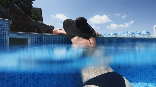 Hermosa Chica Piscina Spa Aire Libre — Foto de Stock