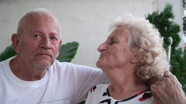 Älskade Äldre Man Kysser Leende Hustru — Stockfoto