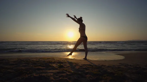 Gezonde Vrouw Aan Zee Bij Zonsondergang Doen Gymnastiek Oefeningen — Stockfoto