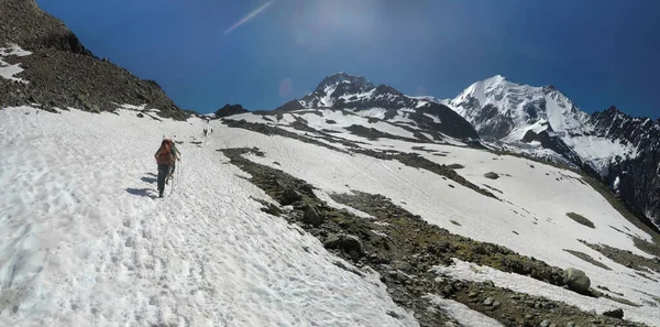 Bergbeklimmers Beklimmen Een Besneeuwde Top Achtergrond Beroemde Piek Dent Geant — Stockfoto