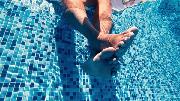 Movimiento Lento Los Hombres Balanceando Sus Piernas Piscina Antes Relajación —  Fotos de Stock