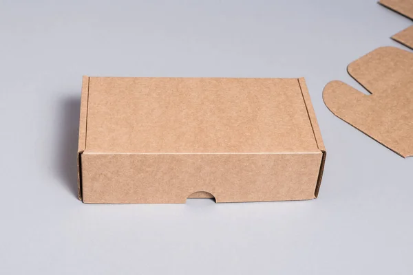 Caja Cartón Marrón Sobre Fondo Gris — Foto de Stock