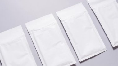 Paketler için beyaz posta zarfları seti, taşınma