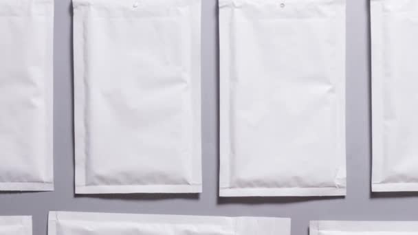 Paketler Için Beyaz Posta Zarfları Seti Taşınma — Stok video