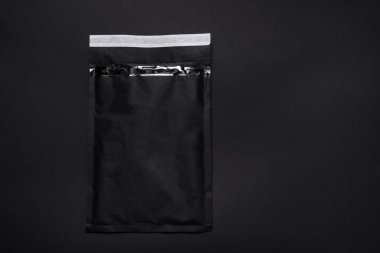 Koyu arkaplanda siyah kağıt baloncuk zarfı