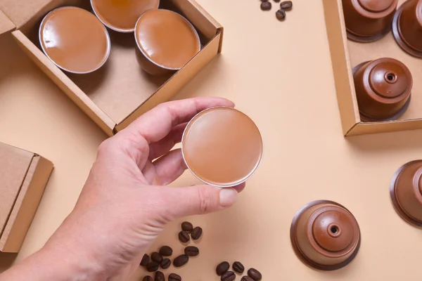 Handhaltende Kaffeemaschinenschoten Kapseln Auf Beugegrund — Stockfoto