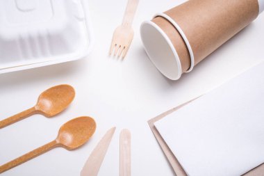 Tek kullanımlık sofra takımı, çevre dostu.