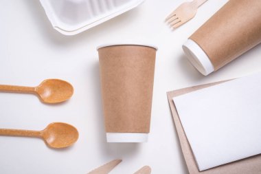 Tek kullanımlık sofra takımı, çevre dostu.