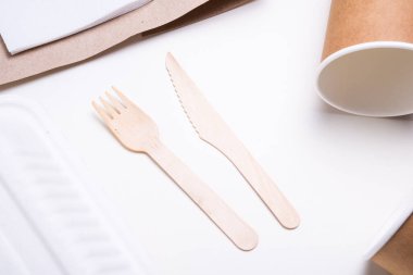 Tek kullanımlık sofra takımı, çevre dostu.