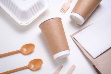 Tek kullanımlık sofra takımı, çevre dostu.