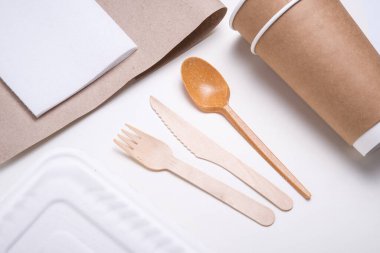 Tek kullanımlık sofra takımı, çevre dostu.