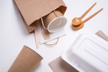 Tek kullanımlık sofra takımı, çevre dostu.