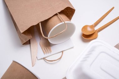 Tek kullanımlık sofra takımı, çevre dostu.