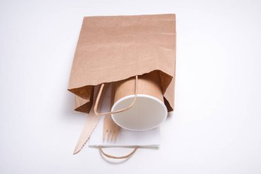 Tek kullanımlık sofra takımı, çevre dostu.