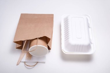 Tek kullanımlık sofra takımı, çevre dostu.