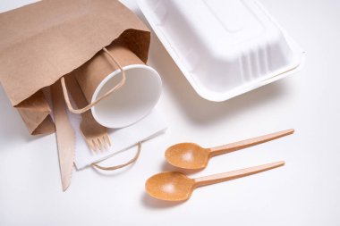 Tek kullanımlık sofra takımı, çevre dostu.