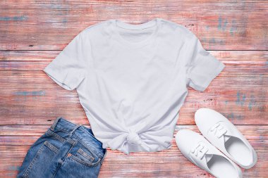 Pembe ahşap arka planda beyaz Unisex pamuk tişörtü, Mockup